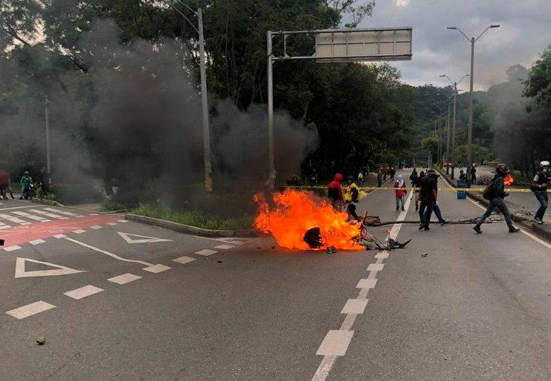Así quedó la motocicleta del agente de la Secretaría de Movilidad de Medellín que fue incendiada por los manifestantes. FOTO: CORTESÍA