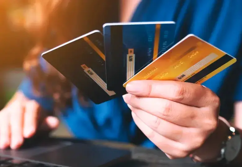 Las tarjetas de crédito premium ofrecen beneficios como acceso a salas VIP, millas y seguros de viaje, pero exigen cumplir las condiciones de ingresos y capacidad de pago de cada entidad financiera. FOTO MAGNIFIC