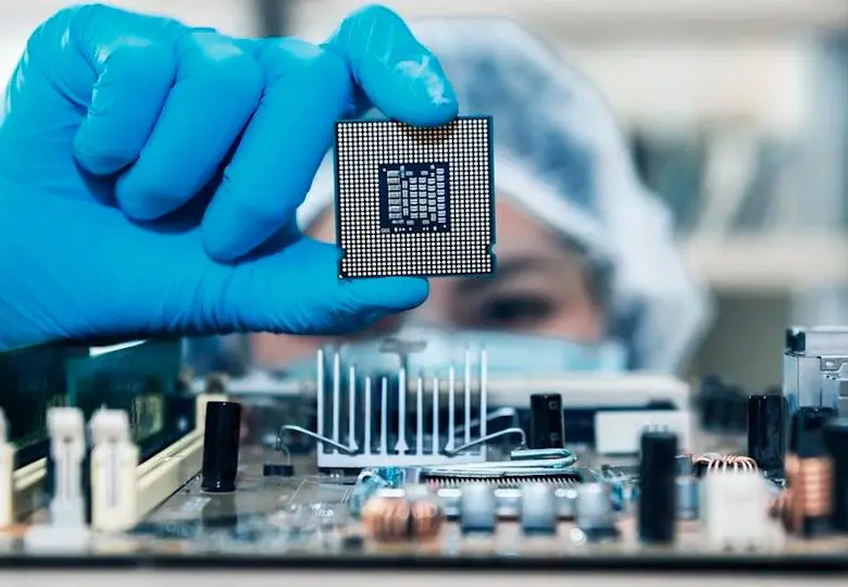 El auge de la IA redefine la industria tecnológica y presiona al alza los precios para el consumidor final. FOTO: GETTY