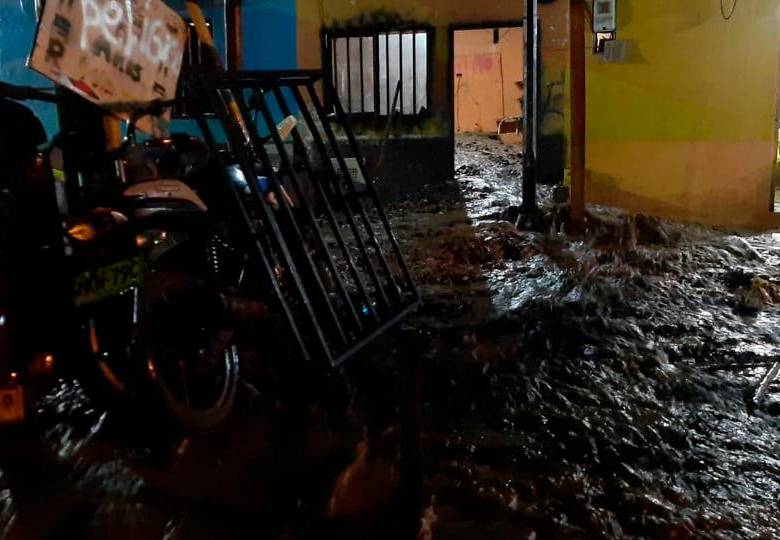 En Dabeiba, dos quebradas se desbordaron y causaron inundaciones en 20 casas, mientras en la vía que comunica con Mutatá hubo un deslizamiento de tierra. FOTO CORTESÍA DAGRAN