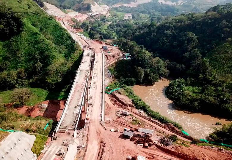 La unión de dos infraestructuras generó el Puente Arenales, que constituye otro hito importante en el proyecto Vías del Nus, que se construye en Antioquia.