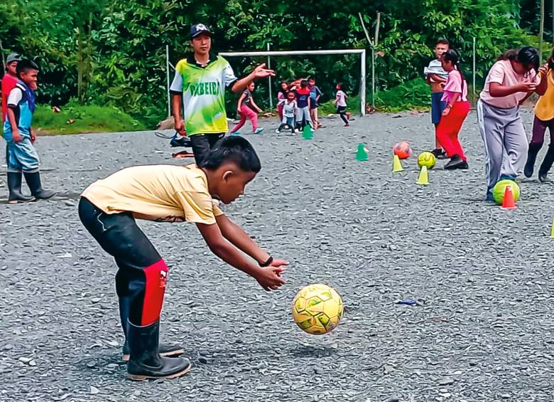 Aurelio, de 31 años, da indicaciones a los niños del resguardo Sever Taparales, en Dabeiba (Antioquia), durante un entrenamiento.FOTO cortesía