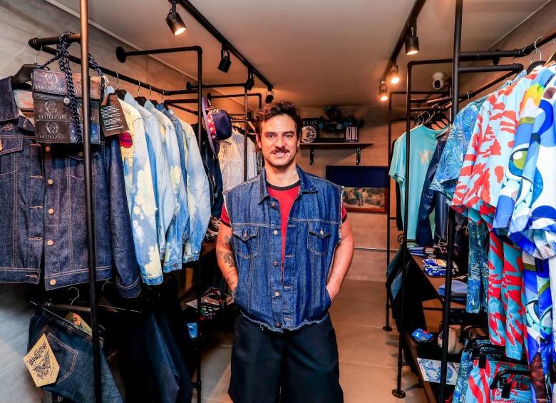 El diseñador Jorge Orozco utiliza el denim para sus creaciones. En vía Primavera abrirá su espacio, Orozco Blue Jeans, donde mostrará sus creaciones. FOTO Jaime Pérez