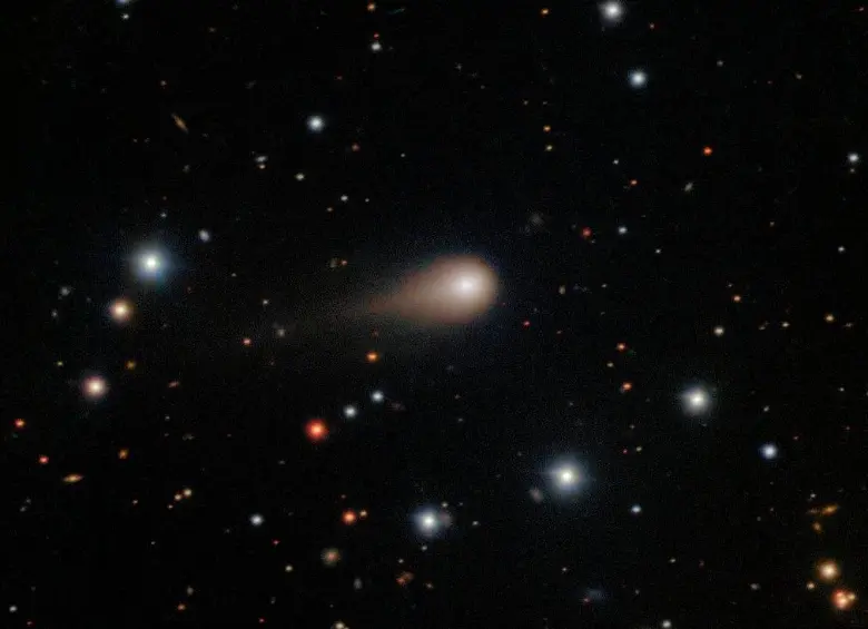 El cometa interestelar 3I/ATLAS, observado desde el telescopio Gemini Sur en Chile, muestra una cola extensa y una coma brillante al acercarse al Sol. FOTO cortesía 