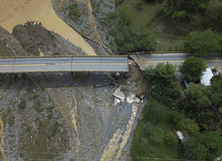 Afectación sobre el puente del río Tonusco, una de las causantes de la incomunicación que sufre Santa fe de Antioquia. Foto: Manuel Saldarriaga Quintero