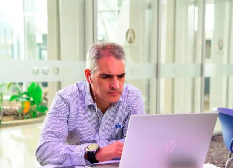 El gobernador de Antioquia, Andrés Julián Rendón, se conectó de manera virtual a la reunión. FOTO CORTESÍA. 