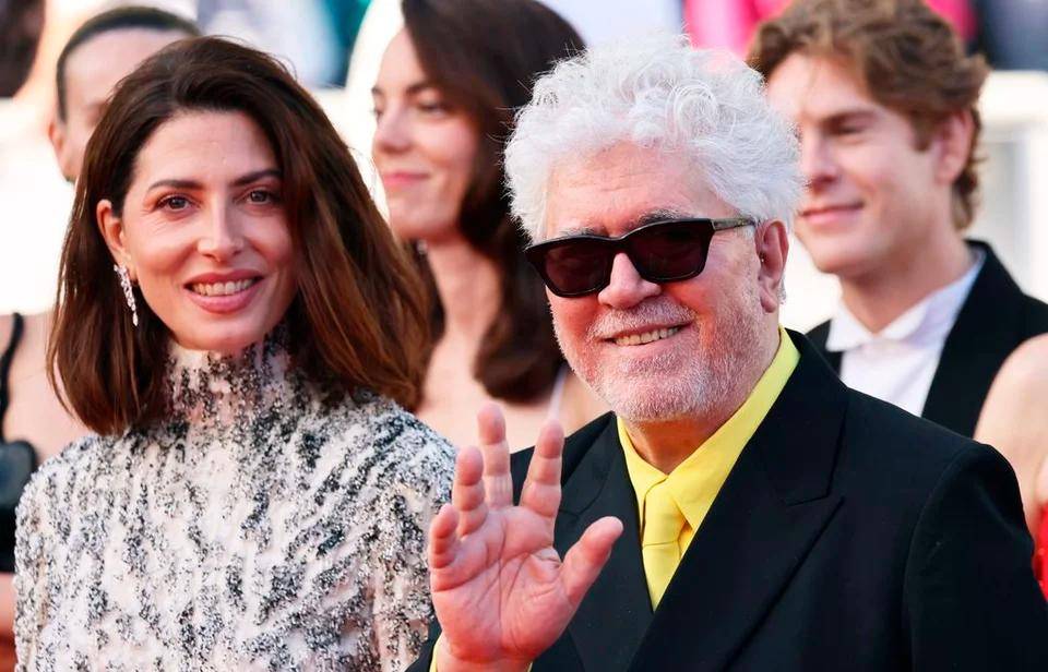 La actriz Bárbara Lennie y el director Pedro Almodóvar posan para las cámaras antes de la proyección de Amarga Navidad en Cannes. Foto: Getty.