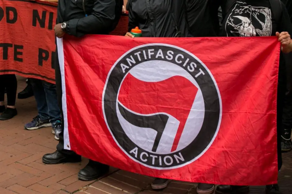 <span class="mln_uppercase_mln">Antifa,</span><b><span class="mln_uppercase_mln"> una red descentralizada de colectivos antifascistas, volvió a estar bajo la lupa del presidente Donald Trump en Estados Unidos. FOTO: izquierdaweb.com</span></b>