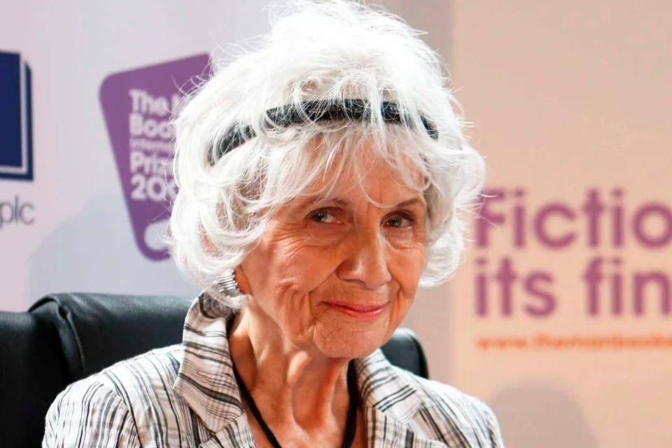 La escritora canadiense falleció a los 92 años, después de haber alcanzado la celebridad mundial gracias al Nobel de Literatura, que recibió en 2013. Foto: Getty.