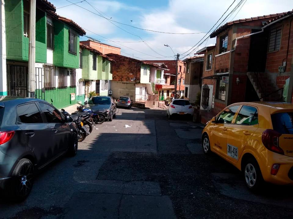 En las calles de los barrios la única presencia activa son los vehículos estacionados en las afueras de las viviendas. El confinamiento se cumple. FOTO JAIME PÉREZ