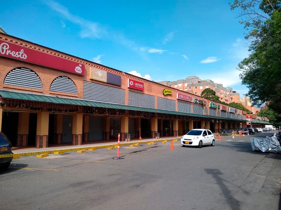 El centro comercial La Mota, uno de los más concurridos de la ciudad, este sábado se ve solitario y con los locales cerrados. FOTO JAIME PÉREZ