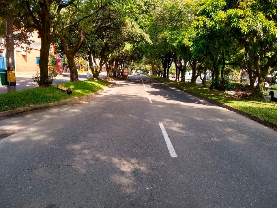 Muchas de las vías y avenidas lucen solitarias, sin flujo vehicular, consecuencia de la cuarentena por el toque de queda. FOTO JAIME PÉREZ