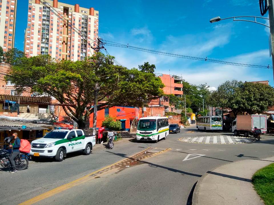 La Policía también se ve en algunos lugares ejerciendo control para hacer cumplir el toque de queda. FOTO JAIME PÉREZ