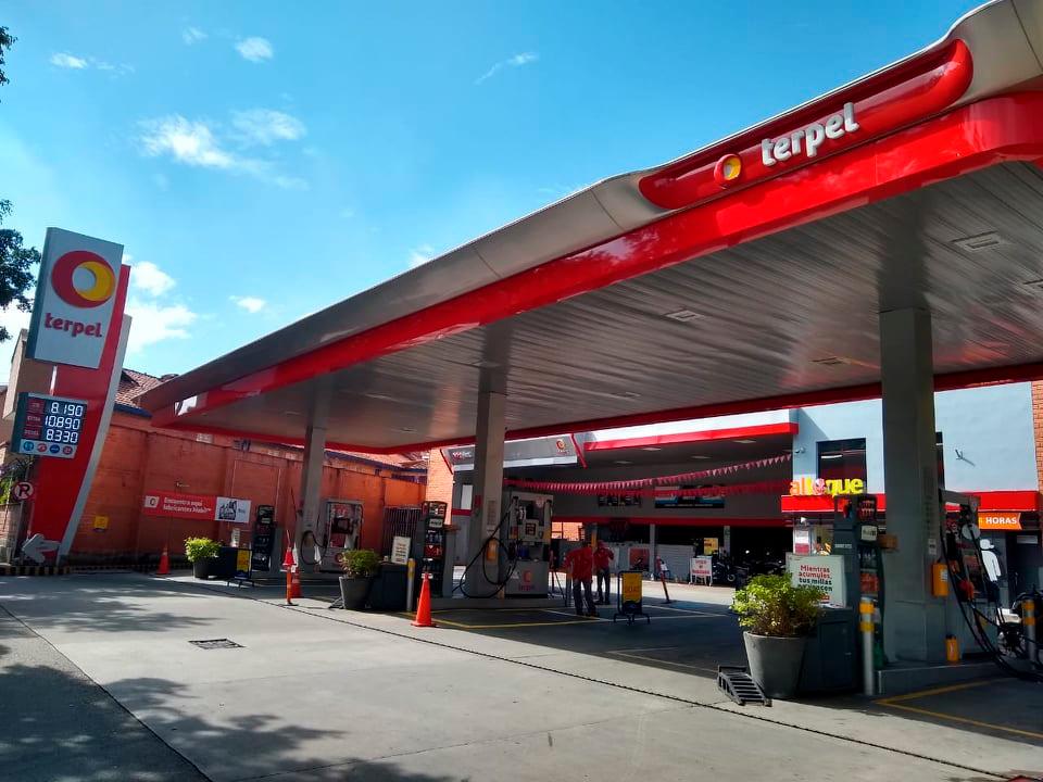 La soledad de la estación de gasolina del sector La Mota refleja la situación que se vive en las calles. No hay vehículos tanqueando. FOTO JAIME PÉREZ