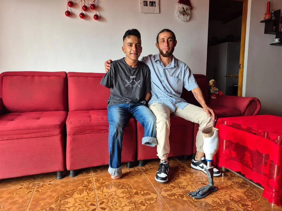 Luis Taborda al lado de John Mesa, uno de los ingenieros electromecánicos que hace parte del sueño hecho realidad. FOTO Cortesía Alcaldía de Medellín. 