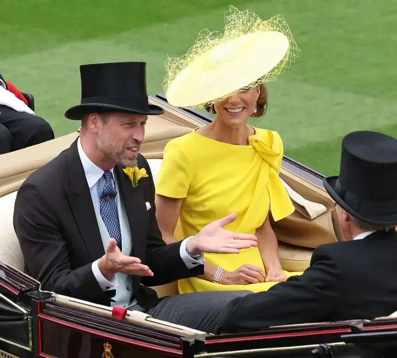 Kate Middleton regresó este miércoles a Royal Ascot junto al príncipe Guillermo en Berkshire. FOTO: Getty Images.