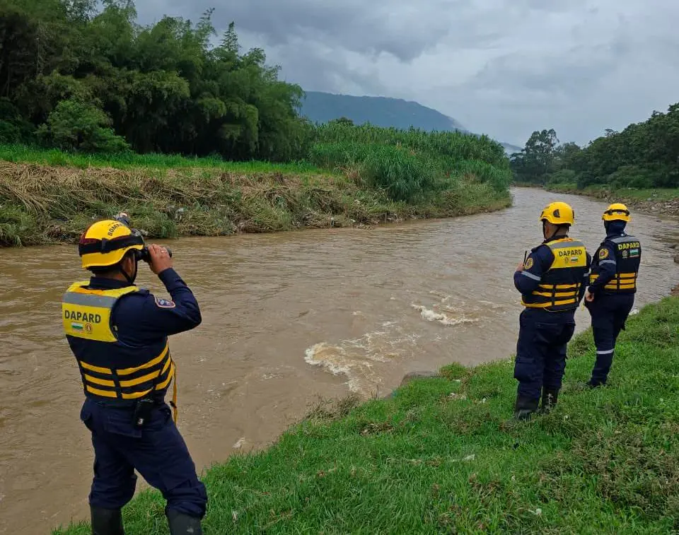 Organismos de socorro trabajaron durante varios días en la zona del río Medellín para recuperar el cuerpo y continuar la búsqueda del segundo desaparecido. FOTO tomada de X @FicoGutierrez