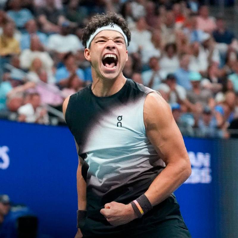 Ben Shelton celebra su clasificación a la final del US Open tras derrotar a su compatriota Frances Tiafoe y buscará el primer título estadounidense en 23 años. FOTO: X-US OPEN