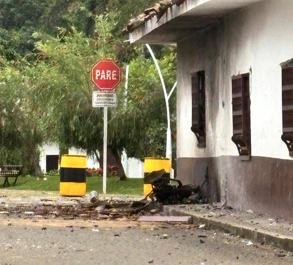 La explosión de una motobomba en Caloto ocurrió a pocos metros de la casa del director de la URT, y fue seguida de hostigamientos armados contra la Policía. FOTO Tomada de X @GiovaniYule