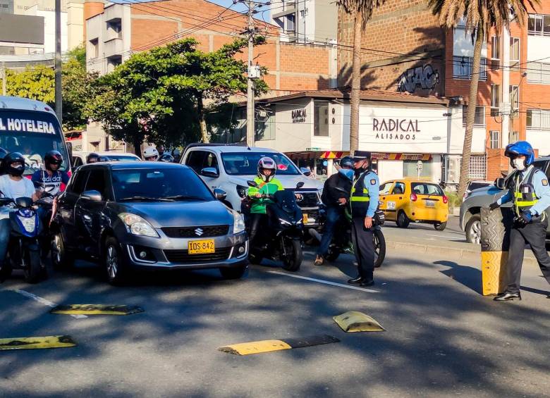 Los agentes de la Secretaría de Movilidad de Medellín realizan controles en algunos puntos de la ciudad para verificar que los conductores cumplan con el pico y placa. FOTO: JULIO CÉSAR HERRERA