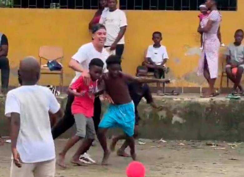 Imágenes tomadas del video compartido en las redes sociales de Matheus jugando con los niños del Chocó. FOTO PANTALLAZO DE X