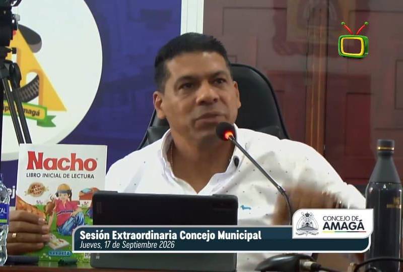 El alcalde de Amagá, Wilser Molina, le entregó una cartilla ‘Nacho Lee’ al concejal León Fabio Gaviria durante un debate por la terminal de transporte. Conozca los detalles de la polémica. Foto: Tomada de YouTube