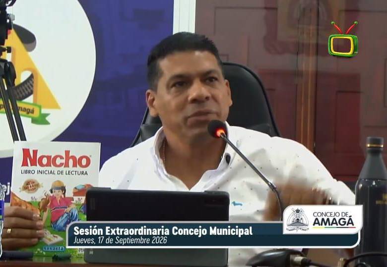 El alcalde de Amagá, Wilser Molina, le entregó una cartilla ‘Nacho Lee’ al concejal León Fabio Gaviria durante un debate por la terminal de transporte. Conozca los detalles de la polémica. Foto: Tomada de YouTube