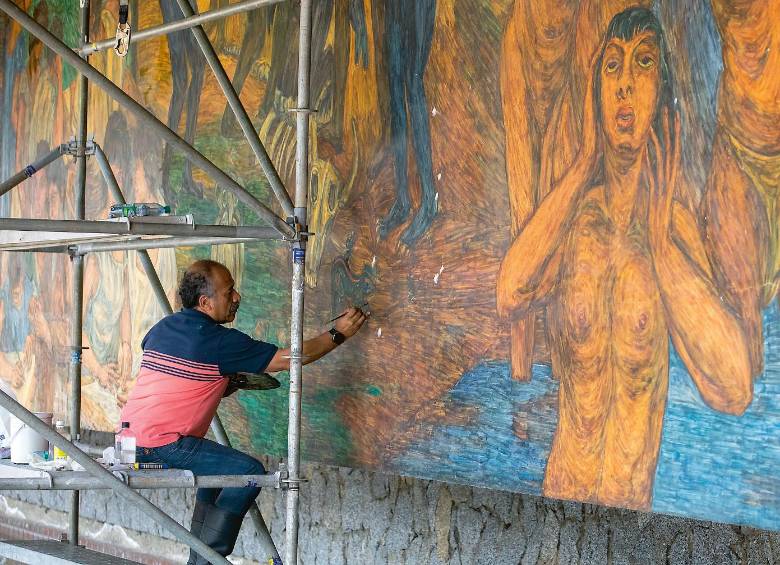 Jairo Mora restaurando la obra de Pedro Nel Gómez. Foto: Edwin Bustamente. 