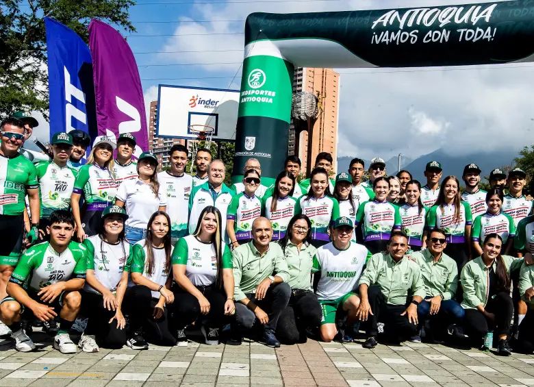 El equipo Orgullo Paisa le apuesta no solo a grandes resultados competitivos, también a la labor social a través del deporte. Sus representantes buscan inspirar a las personas que aman el ciclismo. FOTO JAIME PÉREZ