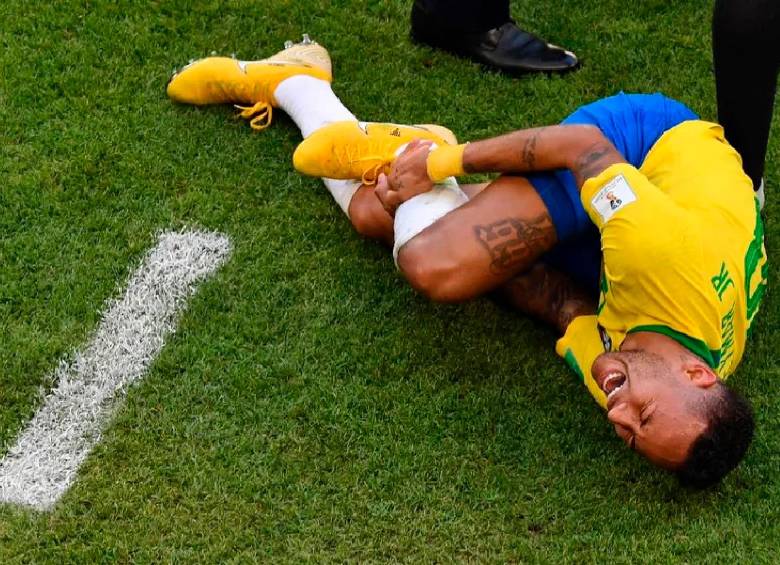 La FIFA propone que los jugadores asistidos por simulaciones o golpes leves deban esperar un minuto fuera del campo para reingresar. FOTO AFP