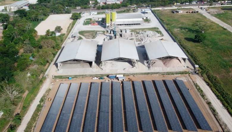 Granja solar en la planta de Cementos Argos en Choloma, Honduras. FOTO cortesía