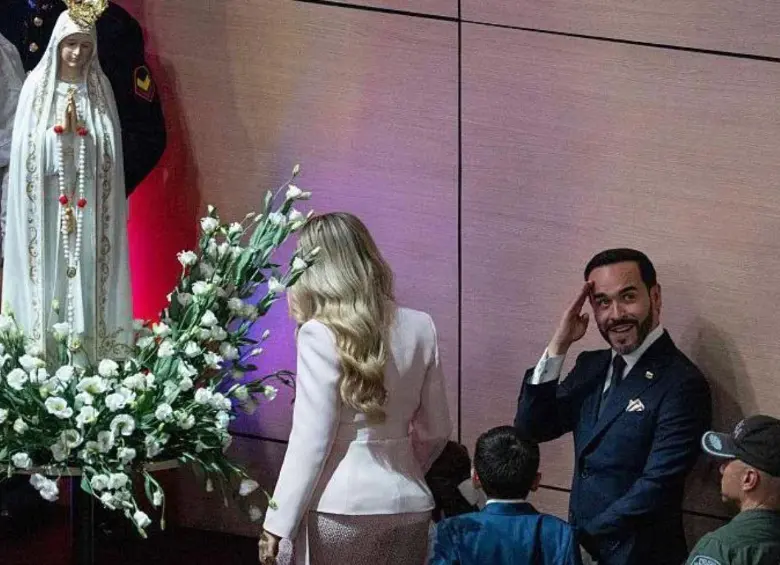 A un costado del escenario, y rodeada de flores, una réplica de la Virgen de Fátima (Nuestra Señora del Rosario de Fátima) dispuesta sobre un pedestal decorado con arreglos florales blancos en la ceremonia de posesión presidencial de Abelardo de la Espriella. Foto: Getty