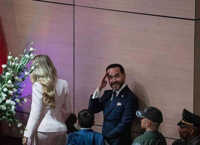 A un costado del escenario, y rodeada de flores, una réplica de la Virgen de Fátima (Nuestra Señora del Rosario de Fátima) dispuesta sobre un pedestal decorado con arreglos florales blancos en la ceremonia de posesión presidencial de Abelardo de la Espriella. Foto: Getty