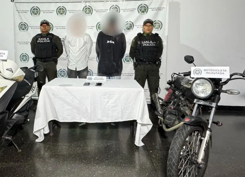 Dos de los hombres que pertenecían a esta banda, de 27 y 28 años de edad, fueron atrapados por las autoridades cuando recibían el pago de una millonaria extorsión que le habrían exigido a un comerciante en el Parque Lleras. FOTO: Cortesía Policía Metropolitana de Valle de Aburrá