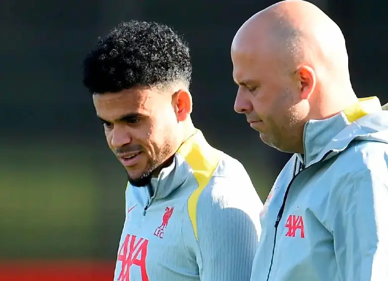 Luis Díaz y el entrenador del Liverpool Arne Slot. El colombiano podría salir del Liverpool. FOTO AFP