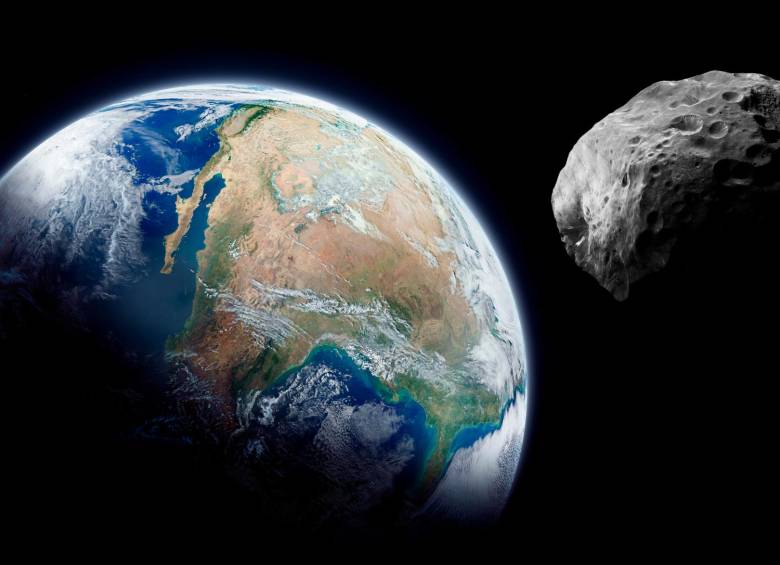 Después de su corto paso cerca de la Tierra, el asteroide 2001 FO32 continuará su viaje solitario y se prevé que no volverá a acercarse tanto hasta el año 2052. FOTOILUSTRACIÓN sHUTTERSTOCK