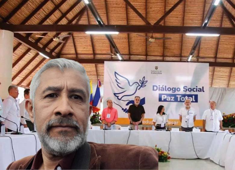 Delegados del entonces gobierno Petro reunidos con antiguos jefes paramilitares. La Red de Veedurías denunció ante la Fiscalía Victor Currea, exasesor de la Presidencia de Petro. Foto: MinInterior