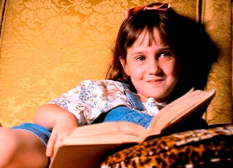 Matilda ha sido famosa por la película de 1996, basada en el libro de Roald Dahl. Ahora quieren reescribir sus obras para volverlas políticamente correctas. Foto: fotograma película.