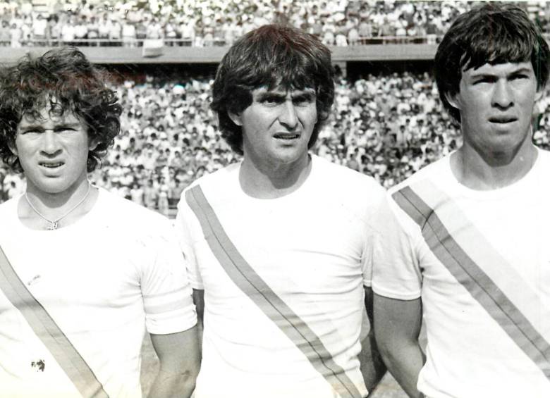 Hernán Darío Herrera (izquierda) y Jorge Porras (derecha) coincidieron en Nacional, América y la Selección Colombia. En la imagen los acompaña Fernando “El Pecoso” Castro (centro). FOTO El Colombiano