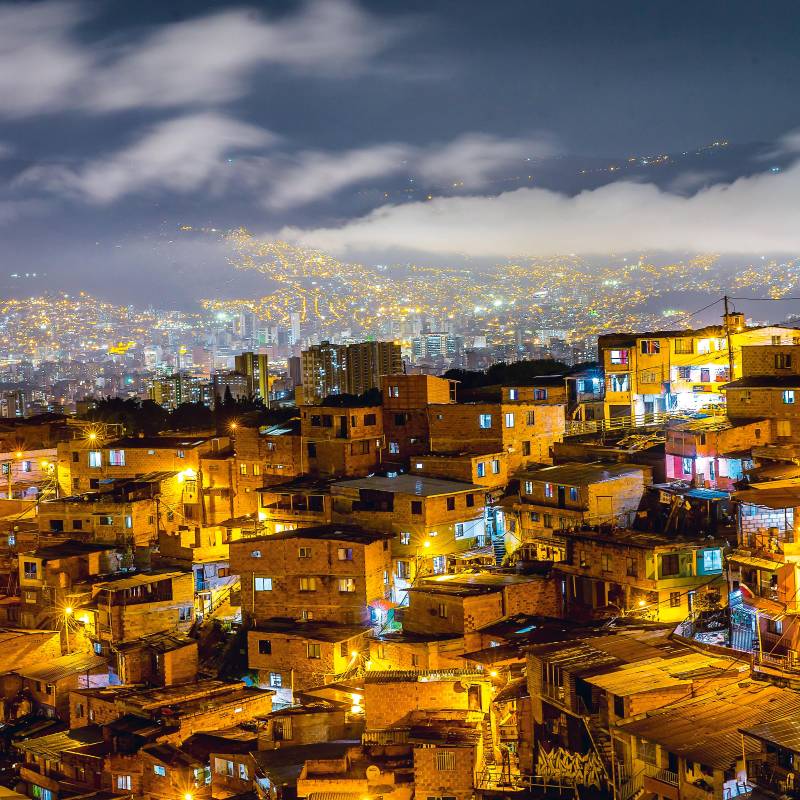 Barrio San Javier, comuna 13, uno de los balcones que tiene la ciudad. Vista nocturna desde lo alto del sector. FOTO: Juan Antonio Sánchez. 