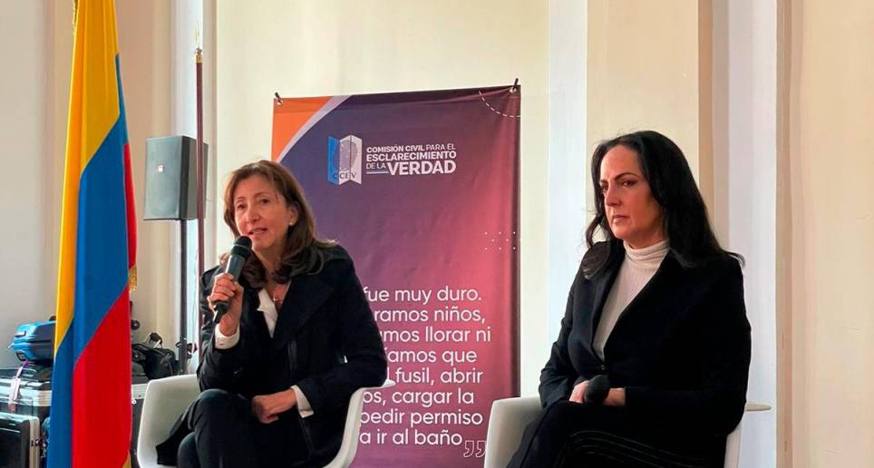 Al evento de lanzamiento asistieron la política Ingrid Betancourt y la senadora del CD María Fernanda Cabal. FOTO cortesía