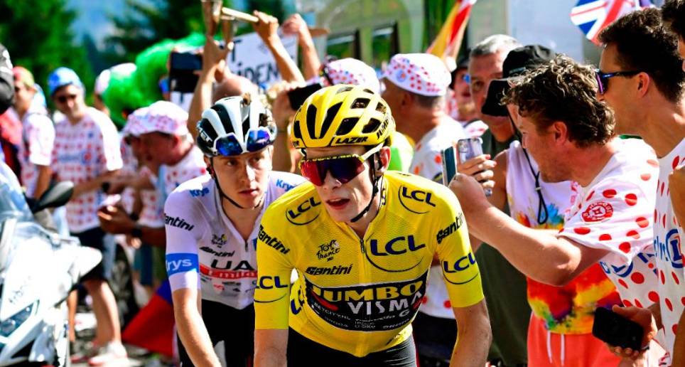 El danés Jonas Vingegaard y el esloveno Tadej Pogacar tuvieron otro vibrante duelo en la jornada sabatina del Tour de Francia. FOTO Getty