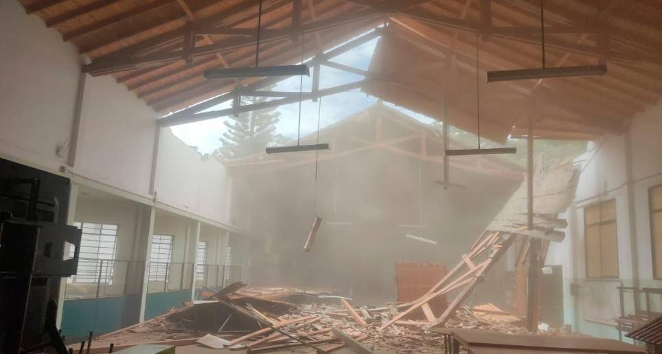 Antes de venirse abajo, el techo mostró agrietamientos que alertaron a los organismos de socorro. FOTO: CORTESÍA ALCALDÍA DE BARBOSA