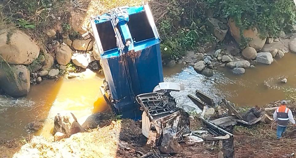 Así quedó el camión recolector luego que caer a las aguas del río Medellín, en la vía Barbosa-Cisneros, cuando el vehículo se dirigía al relleno sanitario La Pradera. FOTO: CORTESÍA - GUILLERMO NARANJO HERNÁNDEZ