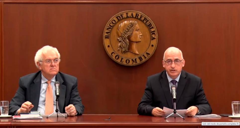 José Antonio Ocampo, (izq.), saliente ministro de Hacienda, participó ayer en la reunión de junta directiva del Banco de la República. En la rueda de prensa lo acompañó el gerente del Emisor, Leonardo Villar. FOTO tomada de Youtube