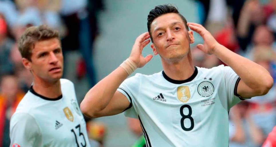 Mesut Ozil, referente de la selección alemana, que dice adiós al fútbol. FOTO EFE