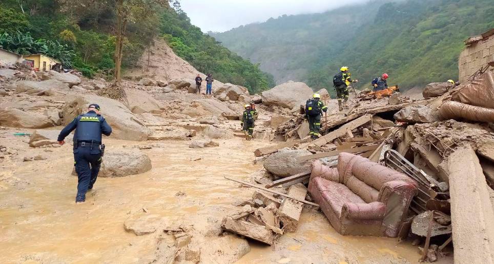 El número de víctimas mortales de la creciente súbita, más conocida como avalancha, en Quetame ascendió a 20 este miércoles, según los bomberos de Cundinamarca. FOTO CORTESÍA