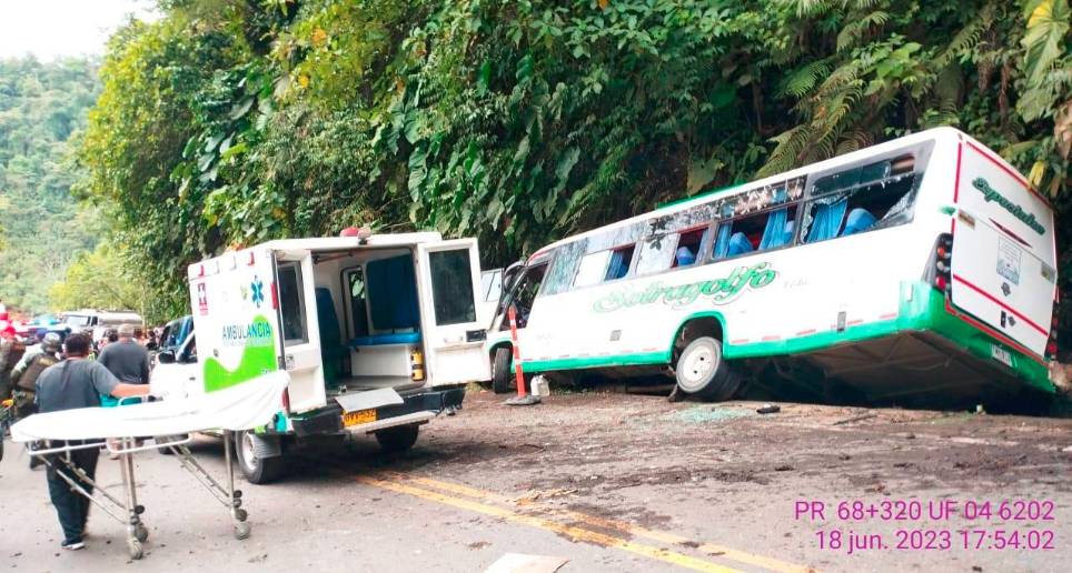 El bus chocó después de que al parecer perdió los frenos, según el conductor. CORTESÍA POLICÍA