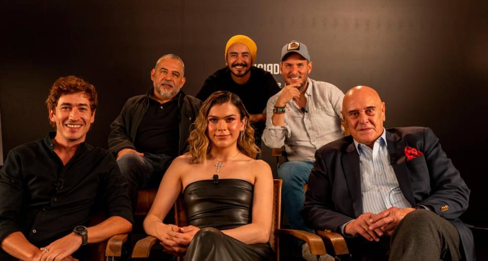 Imagen del elenco principal de Los Iniciados junto al escritor Mario Mendoza y el director Juan Felipe Orozco. FOTO Cortesía Prime Video