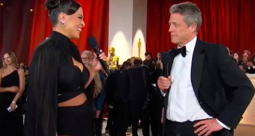 Imagen del momento de la entrevista de la modelo Ashley Graham en su paso por la alfombra dorada de los Óscar. FOTO Captura de pantalla.